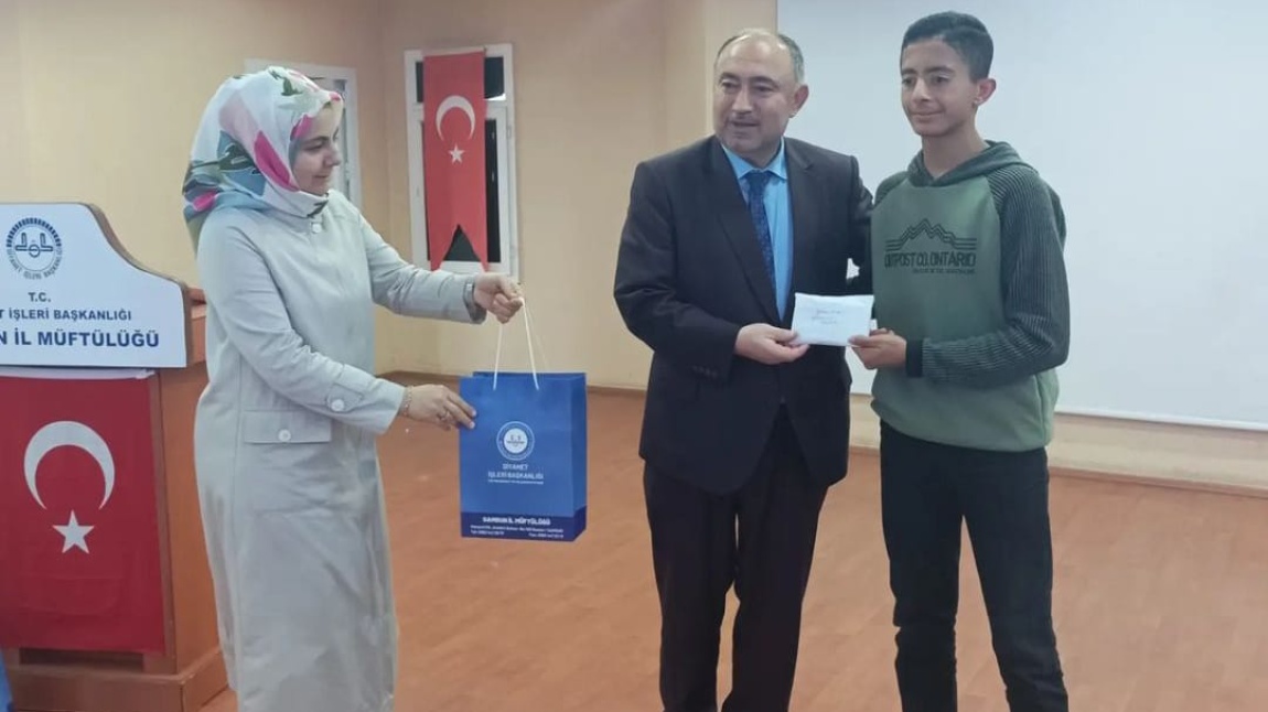 Hadis-i Şerif Ezberleme yarışmasında Samsun 1.si olan öğrencimiz Ahmed El Sayed RAMADAN, ödülünü İl Müftümüz Seyfullah ÇAKIR'dan aldı.