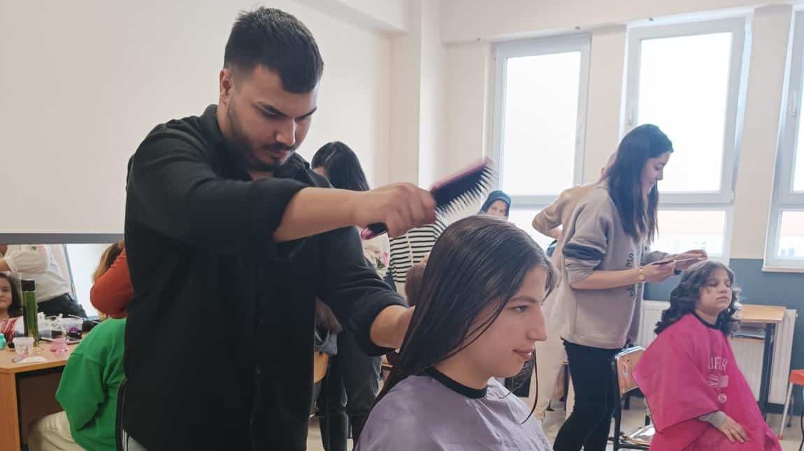 Mesleki Eğitim Merkezi Öğrencilerinden Saç Kesim ve Bakımı